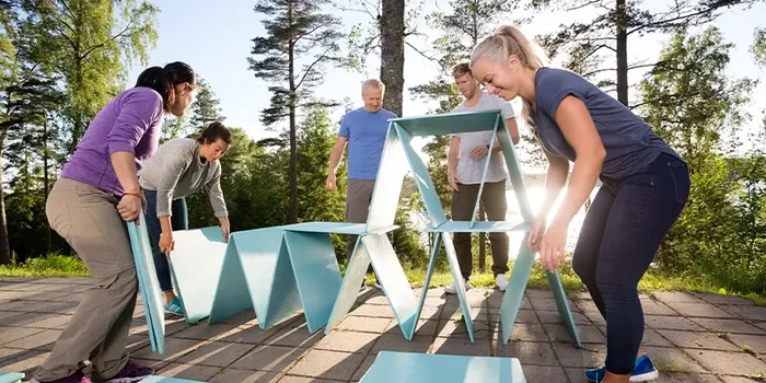 Gruppe af medarbejdere til aktiv teambuilding med sjove gåder.